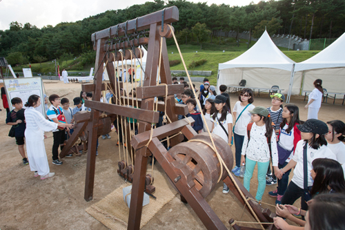 문화제 프로그램 중 수원화성 축성 체험 장면