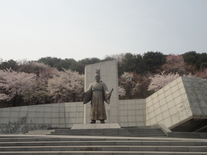 정조대왕 동상 벚꽃이 병풍처럼 둘러져 있다