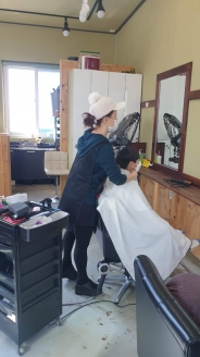 입북동 사랑헤어 박효민 원장이 아동의 머리를 손질하고 있다.