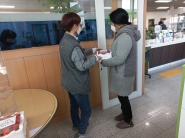 입북동지역사회보장협의체는 24일 관내 다자녀 가정에 사랑의 계절과일 나누기(딸기) 사업을 실시하였다.