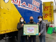 청춘익스프레스가 관내 독거 노인을 위해 무료 이사 서비스를 지원했다.   (왼쪽부터)수원시 건강복지팀 김원희 팀장, 청춘익스프레스 이준 대표, 수원시 복지행정팀 심영무 팀장
