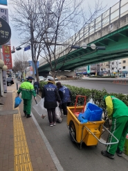 세류2동 환경관리원 및 통장협의회 회원들이 대청소를 하고 있다.