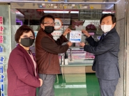 서둔동 지역사회보장협의체 최미숙(왼쪽), 김상우(오른쪽) 공동위원장이 착한나눔가게 4호점(레드피그)현판식을 진행하고 있다.