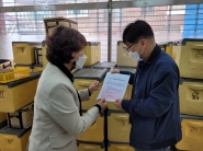 권선구 사회복지과에서는 지난달 31일 독거노인유제품 지원사업 업체를 방문하여 교육을 실시했다.