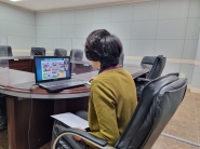 전문 상담사가 온라인을 활용해 노인심리방역 집단상담 프로그램을 진행하고 있다.