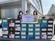 전국과실중도매인조합연합회 수원지회에서 7일(목) 권선1동주민센터에 과일(사과 36박스)을 기탁하였다.