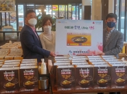 백세삼계탕 대표가 상황삼계탕 100그릇을 전달하고 있다.
