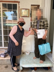 서둔동 지역사회보장협의체 위원이 독거어르신에게 주부식을 직접 전달하며 안부를 확인하고있다.