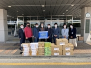 수원남부로터리클럽(회장 송창근)에서 권선구 지역아동센터에 빵과 음료수를 기탁하였다.