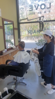 입북동 사랑헤어 박효민 원장이 어르신의 머리를 손질하고 있다.