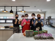 진달래나눔봉사단원들과 반찬 후원 물품들