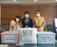 ‘대한적십자사 수원재난대응봉사회’로부터 출산 축하 선물을 전달 받는 모습