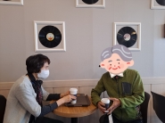 참여 어르신과 인근 카페에 방문하여 대화를 나누고 있다.