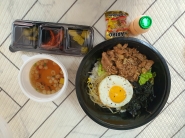 고기듬뿍대왕비빔밥(대표:남원삼)에서 매달 금곡동 취약계층에게 비빔밥을 전달하고 있다.