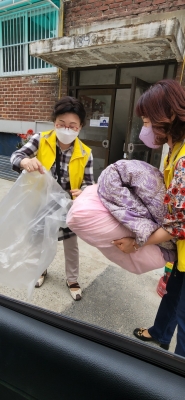 호매실동 지역사회보장협의체는 저소득 홀몸어르신 5가구에 비대면 이불 빨래서비스 제공했다. 