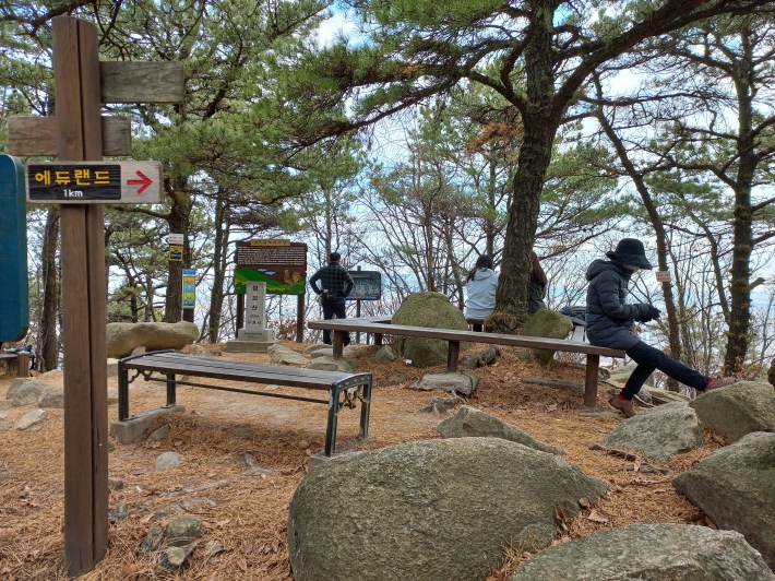 칠보산 정상의 쉼터