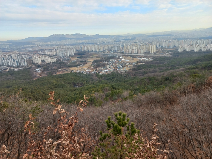 칠보산에서 멀리 보이는 광교산