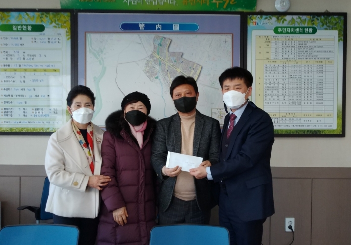 (가장 왼쪽)최길순 수원품바장구대학 회장 및 (가장 오른쪽)이준재 세류2동 동장이 기념 사진을 찍고 있다. 