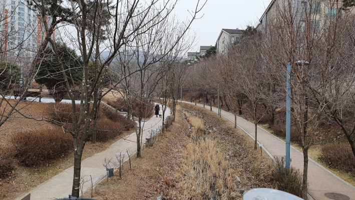 여천의 소하천인 성죽천 산책로