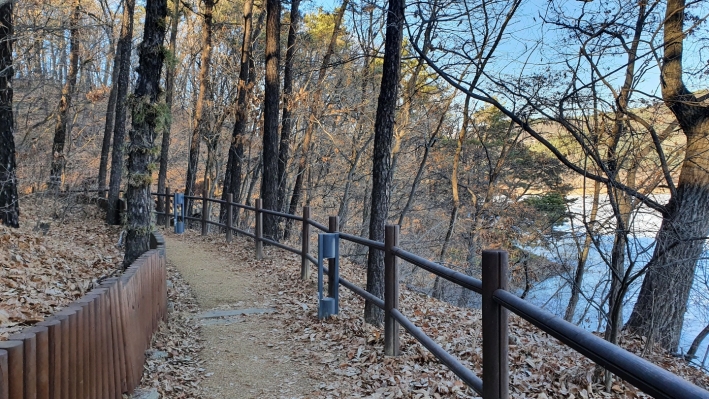 광교저수지 수변산책로는 걷기 좋고 예쁜 길이었다.