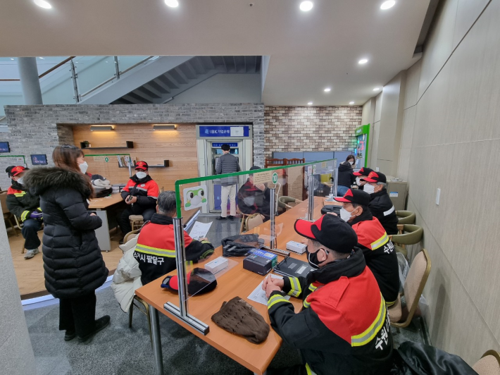함경지 녹지관리팀장이 산불종사원들에게 산불관련 당부의 말을 전하고 있다.