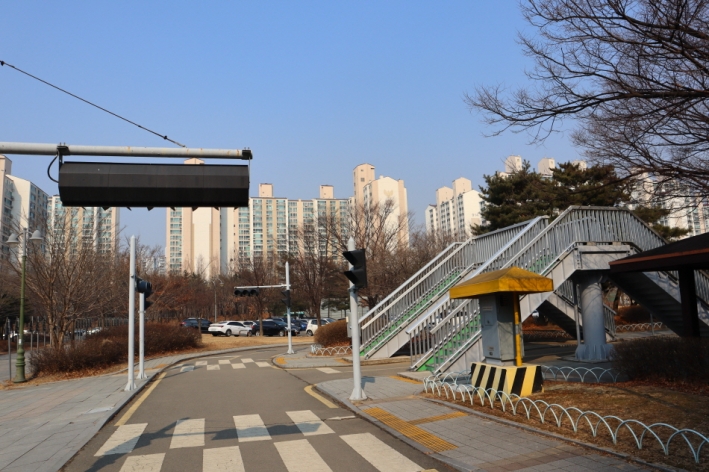 도로, 신호등, 육교, 기찻길 등 공원에서 만난 신기한 풍경