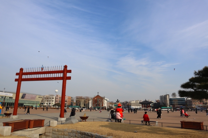 정조시대 다양한 문화행사가 이루어진 장소 '화성행궁 광장'