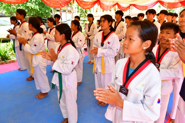 태권도를 배우는 수원마을 아이들. 