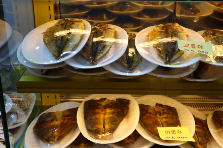 한마리 통으로 구운 생선은 밥 한공기 뚝딱하게 만드는 밥도둑