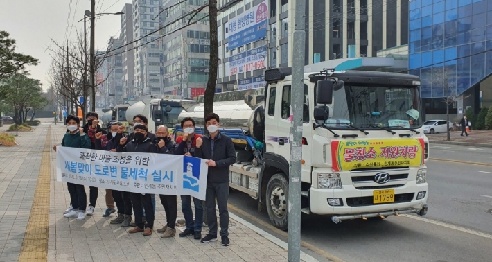 인계동 주민자치회가 주관으로, 관내 주요 도로변 물청소를 실시한다.