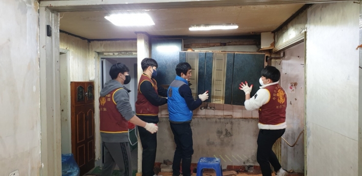 수원 수성로타리클럽 회원들이 노후 주택 개선을 지원하고 있다