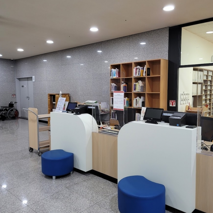 창룡도서관 1층 상호대차 대출서고