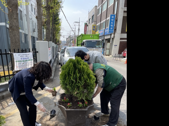 쓰레기 감량화를 위한 양심텃밭 초화류 식재