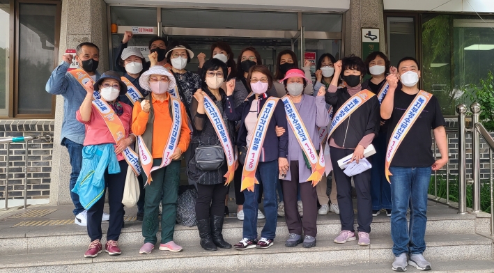 행궁동 지역사회보장협의체 위원들이 캠페인을 시작하며 화이팅을 외치고 있다. 