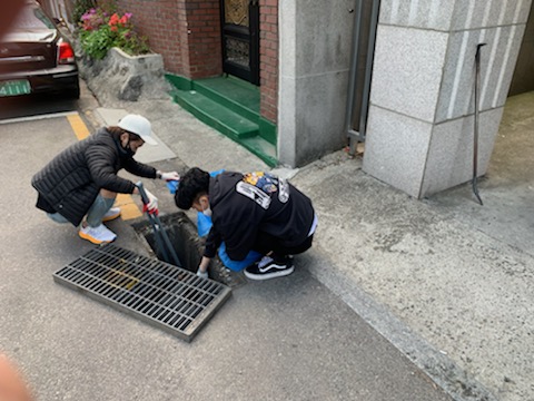 우수전 정비에 사회복무요원과 직원들이 구슬땀을 흘리고 있다.