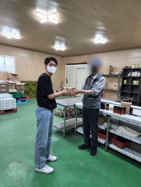 박종우 사회복지사가 노숙인에게 후원 물품을 전달하고 있다