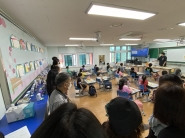 교실에서 학생 수업을 참관하는 학부모들의 모습
