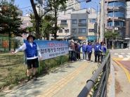 입북동 바르게살기위원회는 지난 12일, 당수초등학교 인근 도로변 및 인도에서 봄꽃 식재 및 환경정화 활동을 진행했다.
