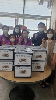 북동지역사회보장협의체는 21일 관내 취약가구에 사랑의 계절김치(오이지) 나눔 행사를 준비하며 기념사진 촬영을 하고 있다. 