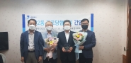 경로당 협의회 회장님으로 취임하신 이규형회장님을 축하시간을 가지고 있다.