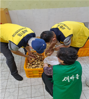 세류1동 이해자 새마을부녀회장과 왕기룡 지역사회보장협의체부위원장이 함께 경로당에 전달할 감자를 나누고 있다.