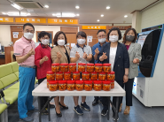 수원시 의회 유준숙 의원님과 이향금 수원시 다문화협회장과 회원들이 기부 후 함께 사진을 찍고 있다. 