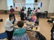 세류2동, 어르신 장수사진 촬영 모습