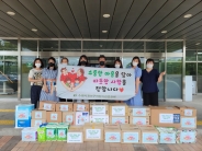 권선구 가정복지과장과 권선구어린이집연합회 관계자들이 나누미키트 전달식 후 기념사진을 찍고 있다.