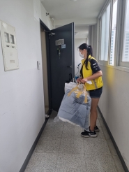 호매실동 지역사회보장협의체는 저소득 홀몸어르신 5가구에 비대면 이불 빨래서비스 제공했다. 