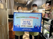 날쌘카페 수원탑동점(대표 임진순)이 착한 나눔가게 동참 관련 기념촬영하는 모습