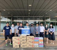 수원남부로타리클럽에서 권선구 지역아동센터에 빵과 음료수를 기탁하였다.
