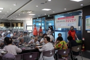 SK청솔노인복지관 경로식다에 지역사회 어르신 300여명이 모여 식사하고 있다.