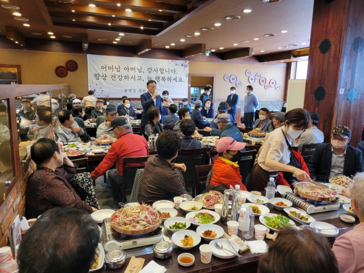 5월2일(월)훈장골에서 경로당 어르신들을 초대하여 점심을 대접해드리는 행사를 진행하였다.