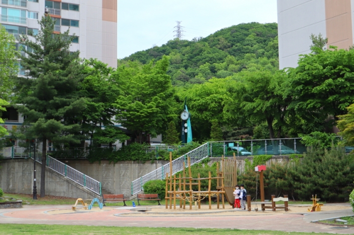 모래놀이 좋아하는 아이들에게 안성맞춤인 공원 속 놀이터